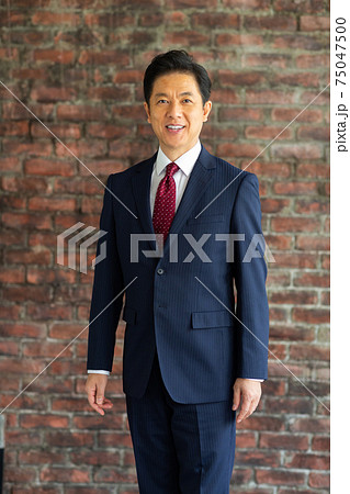 スーツを着た50代男性の写真素材 スーツを着た50代男性の写真素材
