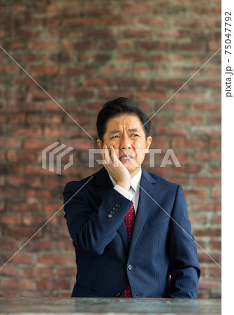 歯が痛いビジネスマン 75047792