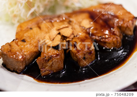 美味しそうなトンテキ 75048209