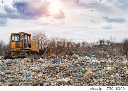 tractor pushes garbage 75048300