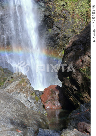 大荒の滝 滝つぼに虹 秋 高知県 香美市 の写真素材