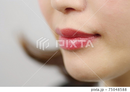 女性の唇 75048588