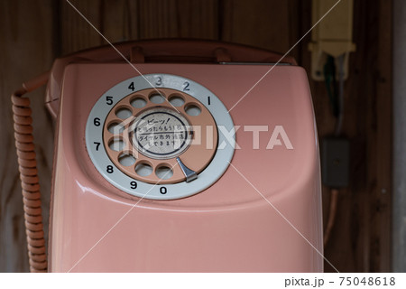 ピンク色の公衆電話 ピンク色の公衆電話 75048618