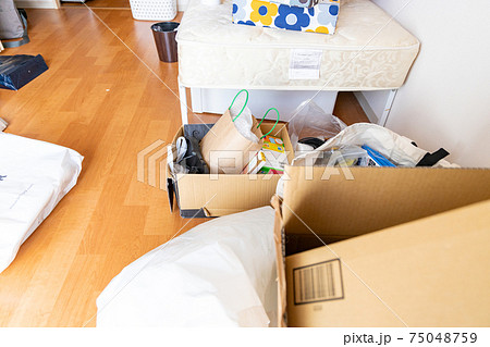 引っ越し準備中の散らかった部屋 引っ越し準備中の散らかった部屋 75048759