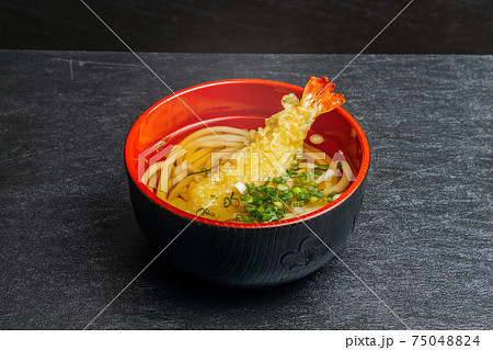 天ぷらうどん　 Tempura in Udon noodle soup japanese food 75048824