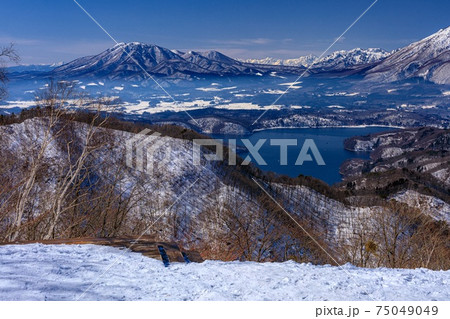 長野県・信濃町 冬の野尻湖と飯縄山の風景 75049049