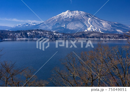 長野県・信濃町 冬の野尻湖と黒姫山の風景 長野県・信濃町 冬の野尻湖と黒姫山の風景 75049051