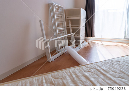 引っ越しのため分解したベッド枠と梱包資材 引っ越しのため分解したベッド枠と梱包資材 75049228