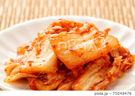 小皿にのせられた白菜キムチ。 小皿にのせられた白菜キムチ。 75049476