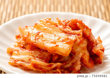 小皿にのせられた白菜キムチ。 小皿にのせられた白菜キムチ。 75049482