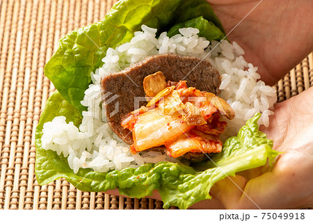 ごはんと焼肉をサンチュで巻いて食べる。 75049918