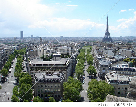 フランスのエトワール凱旋門から見たパリの風景とエッフェル塔の写真素材