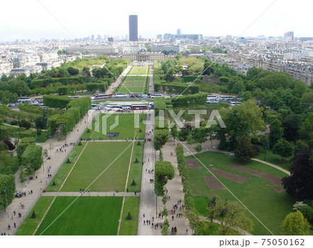 パリのエッフェル塔から見たシャン・ド・マルス公園 75050162