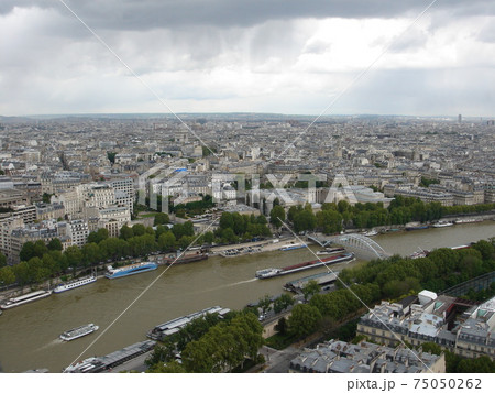 エッフェル塔から見たパリの街とセーヌ川 エッフェル塔から見たパリの街とセーヌ川 75050262