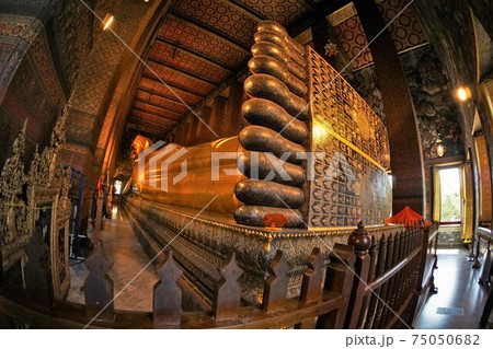 タイ国バンコクのワット・ポー（Wat Pho）の大寝釈迦仏、涅槃像 75050682