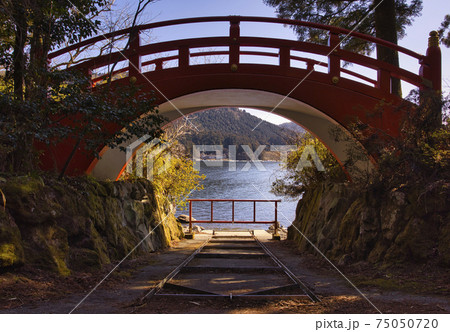 湖水祭りに使われる船庫前の太鼓橋 75050720