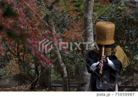 仏閣に虚無僧の写真素材 [75050987] - PIXTA