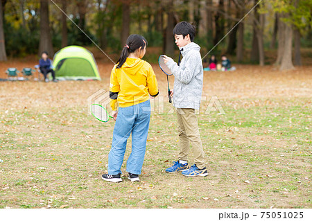 アウトドアを楽しむ子供 75051025