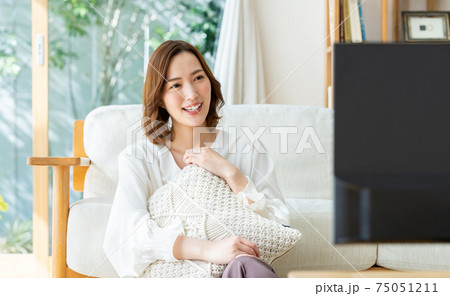 リビングでテレビを見る若い女性 リビングでテレビを見る若い女性 75051211