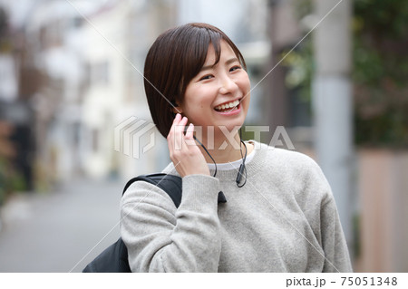 音楽を聴く女性 75051348