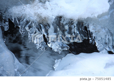 湯川渓谷のしぶき氷 75051485