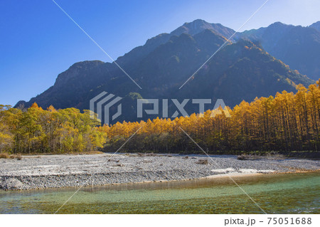 【長野県】秋の上高地 梓川と六百山 【長野県】秋の上高地 梓川と六百山 75051688
