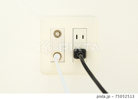 アンテナ端子とコンセント 電源ケーブル 壁面のマルチコンセント テレビのアンテナ端子とコンセントの穴 アンテナ端子とコンセント 電源ケーブル 壁面のマルチコンセント テレビのアンテナ端子とコンセントの穴 75052513