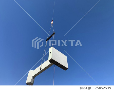 建設現場、大型クレーンで重量物を楊重している 75052549