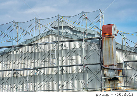 改修工事　工場の屋根と仮設足場 75053013