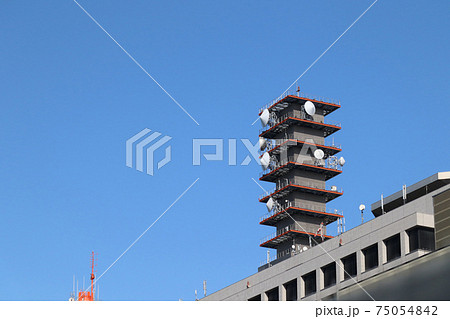 ＜東京都＞多くのアンテナが設置された総務省の入る合同庁舎 75054842