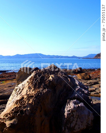 潮の引いた海に侵食された大きな岩 潮の引いた海に侵食された大きな岩 75055137