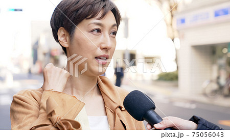街頭インタビューを受ける女性 街頭インタビューを受ける女性 75056043