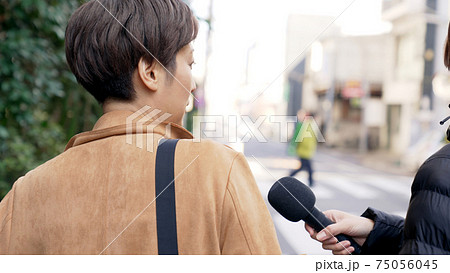 街頭インタビューを受ける女性 街頭インタビューを受ける女性 75056045