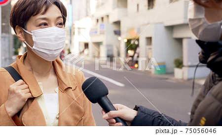 街頭インタビューを受ける女性 街頭インタビューを受ける女性 75056046
