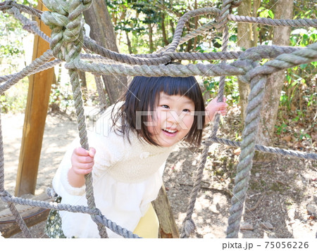 森の中のアスレチックで遊ぶ女の子 75056226