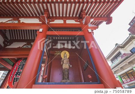 浅草寺 　 雷門 　寺院　風雷神門　山門　青空　コピースペース 75058789