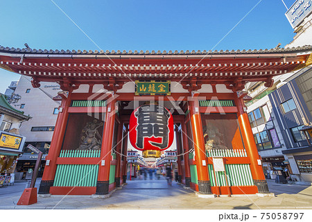 浅草寺 　 雷門 　寺院　風雷神門　山門　青空　コピースペース 75058797