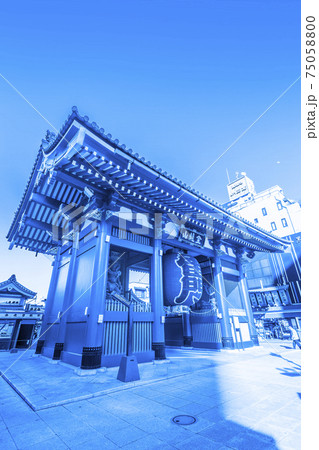 浅草寺 　 雷門 　寺院　風雷神門　山門　青空　コピースペース 75058800