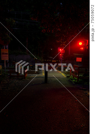 夜、遮断機の下りる踏切 夜、遮断機の下りる踏切 75059072