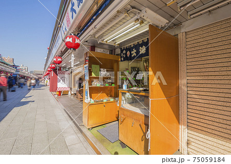 浅草寺　 参道　 仲見世通り 　青空 75059184
