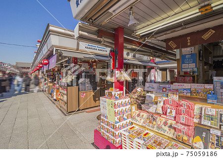 浅草寺　 参道　 仲見世通り 　青空 75059186