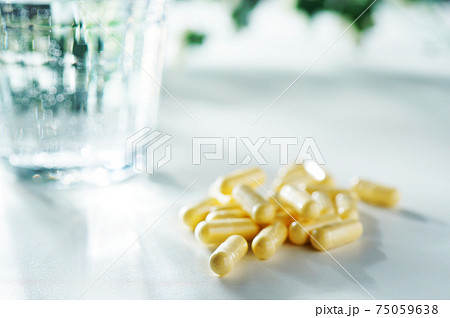 薬とミネラルウォーター(イメージ) 薬とミネラルウォーター(イメージ) 75059638
