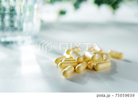 薬とミネラルウォーター(イメージ) 75059639