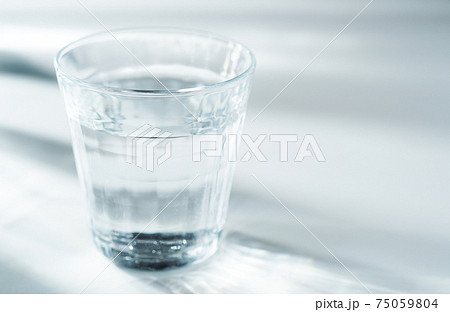 グラスの中の水 グラスの中の水 75059804