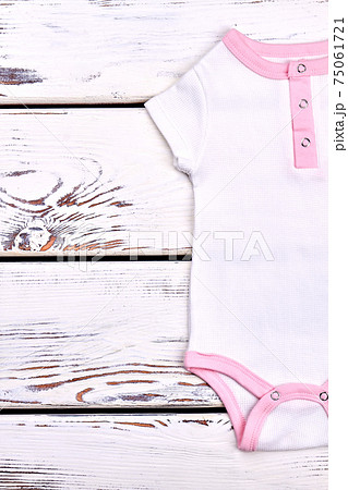 Baby-girl short sleeve white bodysuit. 75061721