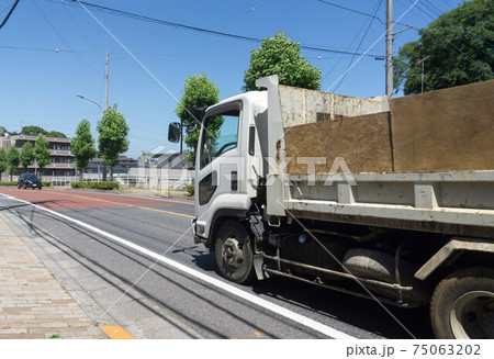 土砂を運ぶダンプカー 75063202