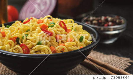 Instant noodles, served with vegetables and herbs 75063344