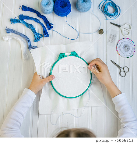 Set for embroidery, embroidery hoop, linen fabric, thread, scissors, embroidered needle bed. Set for embroidery, embroidery hoop, linen fabric, thread, scissors, embroidered needle bed. 75066213