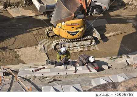 河川改修工事 護岸ブロックを設置する石積職人の作業風景 河川改修工事 護岸ブロックを設置する石積職人の作業風景 75066768