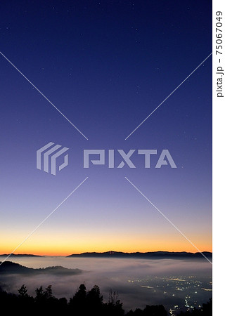 亀岡盆地の雲海 75067049